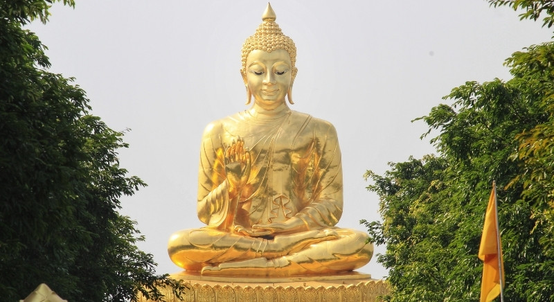 Wat-Trai-Mit-Witthayaram-Worawihan-Buddhist-temple-Bangkok-Thailand-Buddhist-pilgrimage-IML-Travel