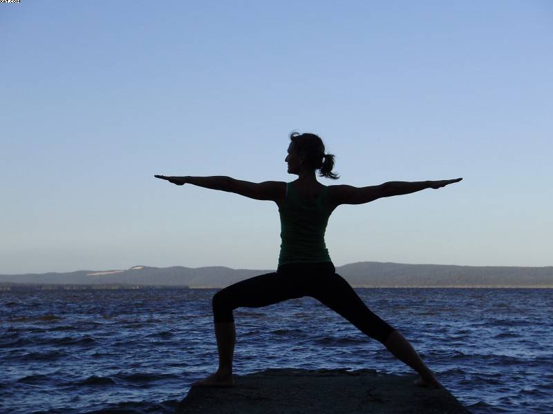 HOW-EASY-YOGA-POSES-CAN-IMPROVE-YOUR-HEALTH-WHILE-TRAVELING-800x600-iml-travel-imltravel.com  (1) - IML Travel Services