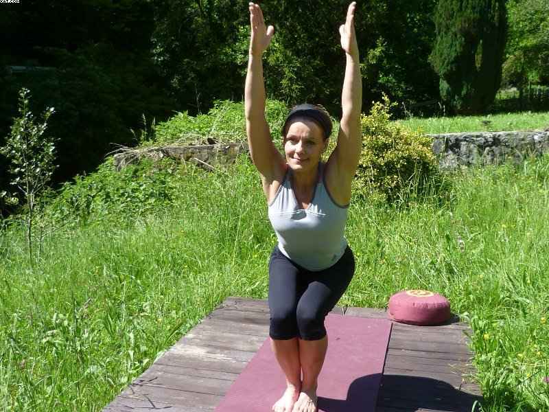 HOW-EASY-YOGA-POSES-CAN-IMPROVE-YOUR-HEALTH-WHILE-TRAVELING-800x600-iml-travel-imltravel.com (3) - IML Travel Services